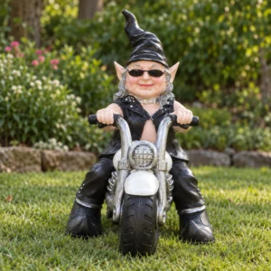 Gartenzwergin auf Motorrad