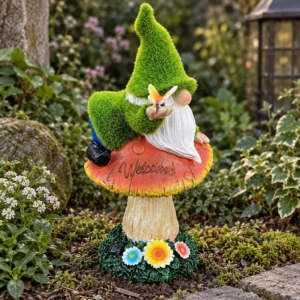 Gartenzwerg auf leuchtendem Pilz