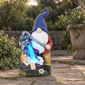 Gartenzwerg mit beleuchtetem Brunnen