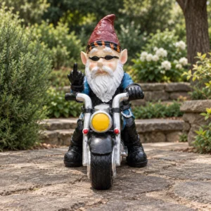Gartenzwerg mit Mittelfinger auf dem Motorrad