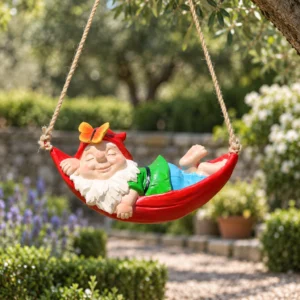 Fröhlicher Gartenzwerg in der Hängematte