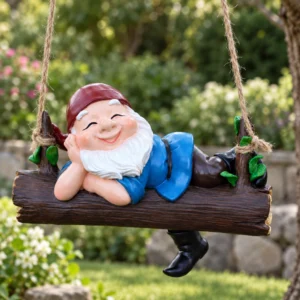Fröhlicher Gartenzwerg auf einer Schaukel