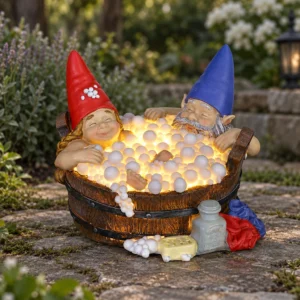 Gartenzwerg-Paar im Badefass mit Solar-LEDs