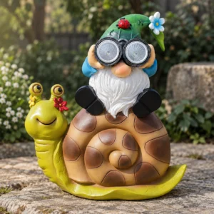 Niedlicher Gartenzwerg auf Schnecke