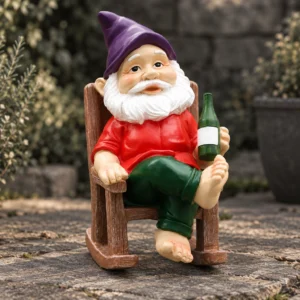 Gartenzwerg im Schaukelstuhl mit Bierkrug